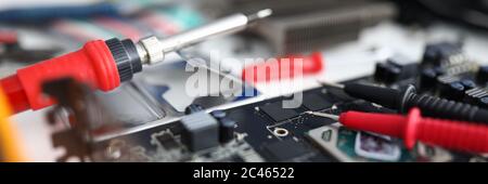 Nahaufnahme eines elektronischen Geräts sind Reparaturwerkzeuge Stockfoto