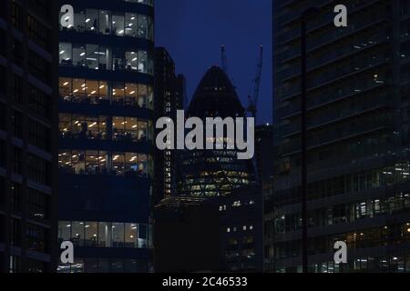 Eine Nachtansicht der Tower Blocks des City of London Finanzviertels, Aldgate, City of London, Großbritannien. Januar 2018, 23 Stockfoto