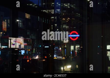 Stadtbild spiegelt sich in Fenstern wider, Aldgate, City of London, Großbritannien. Januar 2018, 23 Stockfoto