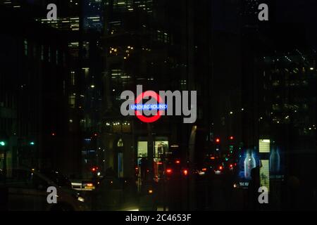 Stadtbild spiegelt sich in Fenstern wider, Aldgate, City of London, Großbritannien. Januar 2018, 23 Stockfoto