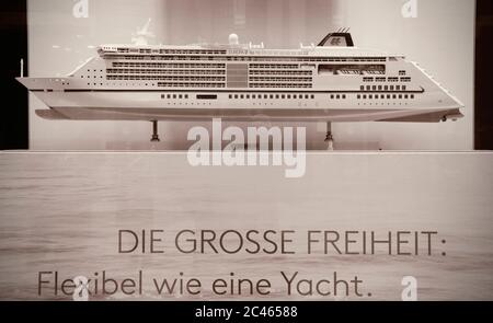 FLENSBURG, DEUTSCHLAND. JANUAR 26, 2020. Das Modell des Europa 2 Kreuzfahrtschiffes im Schaufenster. Die große Freiheit, so flexibel wie eine Yacht. Stockfoto