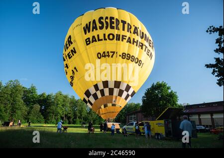 Cloppenburg, Deutschland. Juni 2020. Der Heißluftballon, von dem die Band 'Crackerjacks' ein Ballonkonzert über die Stadt Cloppenburg geplant hat, wird auf die Fahrt auf einer Wiese vorbereitet. Kredit: Mohssen Assanimoghaddam/dpa/Alamy Live Nachrichten Stockfoto