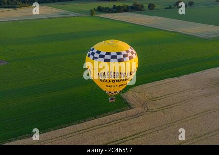 Cloppenburg, Deutschland. Juni 2020. Die Band 'Crackerjacks' landet mit einem Heißluftballon auf einer Weide, nachdem sie ein Ballonkonzert über der Stadt Cloppenburg (aufgenommen mit einer Drohne) veranstaltet haben. Kredit: Mohssen Assanimoghaddam/dpa/Alamy Live Nachrichten Stockfoto