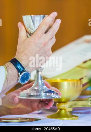 In der Kirche wird Wein zum Blut christi, und die Hostie wird zum Leib christi Stockfoto