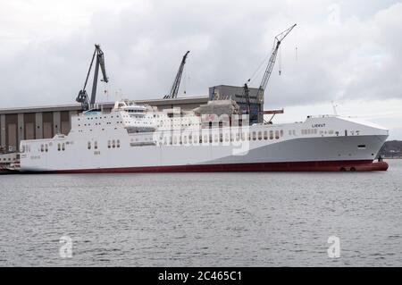 FLENSBURG. DEUTSCHLAND. JANUAR 2020. Fracht- und Passagierfähre im Hafen. Werft im Hintergrund. Stockfoto