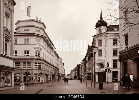 FLENSBURG, DEUTSCHLAND. JANUAR 26, 2020. Schmale Gasse einer kleinen Stadt mit alten Häusern und Gebäuden mit deutscher Architektur. Geschäfte auf der Straße, Stockfoto