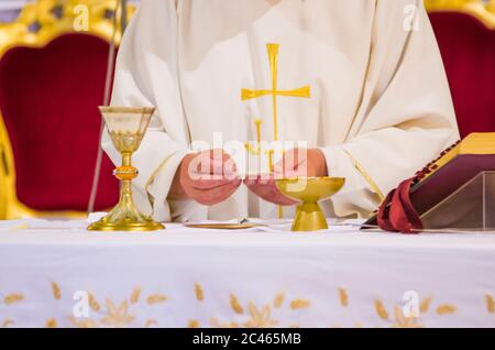 Hand des Papstes mit geweihten Host, der der Leib jesu christi und Kelch für Wein, Blut christi, in den Kirchen von rom und alle ov Stockfoto