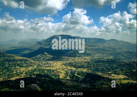 Kalsubai Peak ist der höchste Gipfel des Sahyadris (1646 M) im Akole Taluka des Ahmednagar Distrikts von Maharashtra. Stockfoto