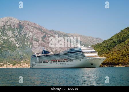 Kreuzfahrtschiff MSC Musica in der Bucht von Kotor, Montenegro. Stockfoto