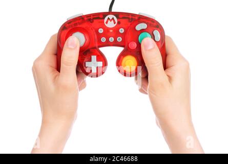 Kiew, Ukraine - 15. Mai 2019: Frau Hände halten Mario GameCube Controller auf weißem Hintergrund Stockfoto