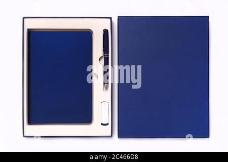 Corporate Style Box mit Stift, Flash-Laufwerk und Notebook isoliert auf weißem Hintergrund. Blick von oben Stockfoto