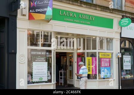 Laura Ashley schließt Verkaufsschilder in den Fenstern, James Street, Harrogate, North Yorkshire, England, VEREINIGTES KÖNIGREICH. Stockfoto