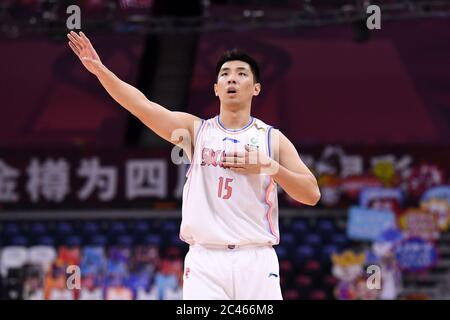 Dongguan, Chinas Provinz Guangdong. Juni 2020. Li Yuanyu von Sichuan Blue Whales Gesten während eines Spiels zwischen Sichuan Blue Whales und Shanxi Loongs bei der neu wiederaufgenommenen Liga der Chinesischen Basketballvereinigung (CBA) 2019-2020 in Dongguan, südchinesische Provinz Guangdong, 24. Juni 2020. Quelle: Liang Xu/Xinhua/Alamy Live News Stockfoto