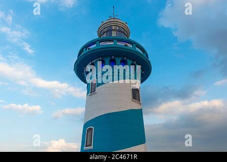 Der blau-weiße Leuchtturm auf dem Hügel Santa Ana und dem Viertel Las Penas, Guayaquil, Ecuador. Stockfoto