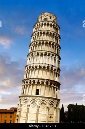 Blick auf den romanischen Schiefen Turm von Pisa, den Glockenturm, Piazza del Miracoli, Pisa, Italien Stockfoto