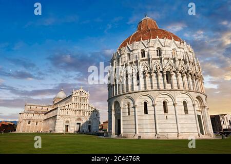 Außenansicht des Bapristry und Dom von Pisa, Italien Stockfoto