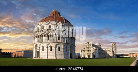 Außenansicht des Bapristry und Dom von Pisa, Italien Stockfoto