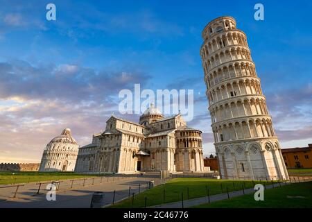 Blick auf den romanischen Schiefen Turm von Pisa, den Glockenturm, Piazza del Miracoli, Pisa, Italien Stockfoto