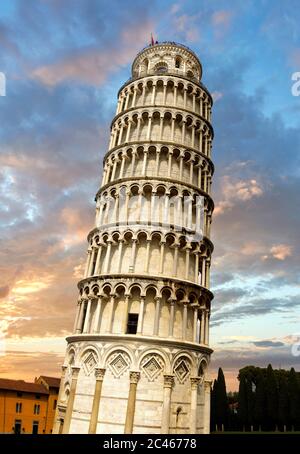 Blick auf den romanischen Schiefen Turm von Pisa, den Glockenturm, Piazza del Miracoli, Pisa, Italien Stockfoto