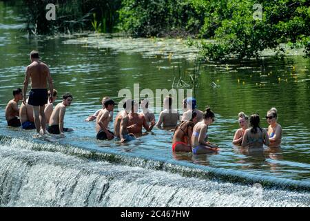 Die Menschen genießen das Wasser in Warleigh Weir am Fluss Avon in der Nähe von Bath, während die Temperaturen über Großbritannien nach dem Coronavirus Lockdown steigen. Stockfoto