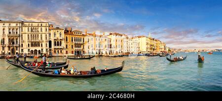 Gondelfahrt durch Venedig auf dem venezianischen Grand Canal bei Sonnenuntergang Stockfoto