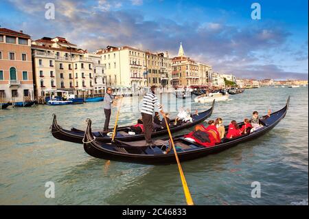 Gondelfahrt durch Venedig auf dem venezianischen Grand Canal bei Sonnenuntergang Stockfoto