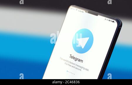 KIEW, UKRAINE-JUNI, 2020: TELEGRAMM. Studioaufnahme des Mobiltelefons mit Telegram Mobile Anwendung auf unscharfem Rücken. Stockfoto