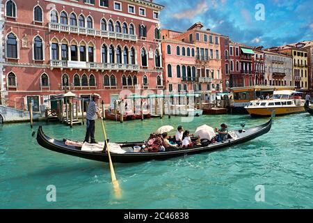 Gondelfahrt durch Venedig auf dem venezianischen Grand Canal bei Sonnenuntergang Stockfoto