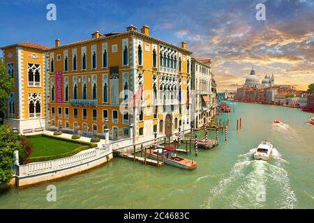 Der Canal Grande vom Ponte Accademia bei Sonnenuntergang; im Vordergrund Palazzo Cavalli-Franchetti Stockfoto