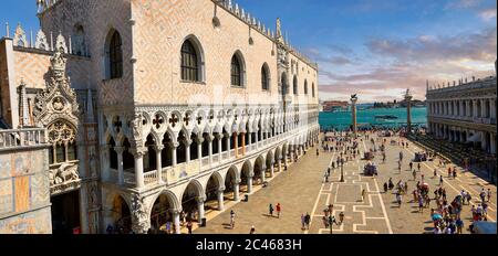 14. Jahrhundert gotisch Ostfassade der Dogenpalast am Markusplatz, Dogenpalast, Venedig Italien Stockfoto