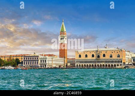 Der Dogenpalast und Campinale des heiligen Markus aus dem Sankt Markus Becken Venedig Stockfoto