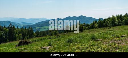 Blick vom Kanur-Hügel in Biele Karpaty Berge auf der böhmisch-slowakischen Grenze während schönen Frühlingstag