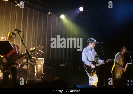 Sara Lee, Andy Gill und Jon King of Gang of Four leben im Lyceum. London, 28. September 1983 – weltweite Nutzung Stockfoto