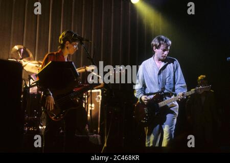 Sara Lee und Andy Gill von Gang of Four leben im Lyceum. London, 28. September 1983 – weltweite Nutzung Stockfoto