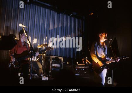 Sara Lee und Andy Gill von Gang of Four leben im Lyceum. London, 28. September 1983 – weltweite Nutzung Stockfoto