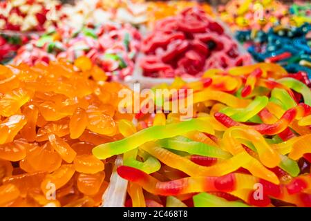 Bunte orientalische Süßigkeiten in verschiedenen Formen aus der Nähe auf einer Markttheke Stockfoto