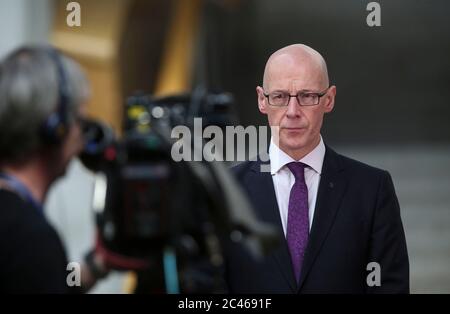 John Swinney spricht vor den Medien vor dem schottischen Parlament in Edinburgh. Der Bildungsminister und stellvertretende erste Minister sagte, dass Schottland "sehr deutlich" in die letzte Phase der Lockerung der Sperre bis zum Schulabschluss im August gehen könnte. Stockfoto