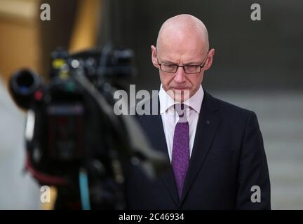 John Swinney spricht vor den Medien vor dem schottischen Parlament in Edinburgh. Der Bildungsminister und stellvertretende erste Minister sagte, dass Schottland "sehr deutlich" in die letzte Phase der Lockerung der Sperre bis zum Schulabschluss im August gehen könnte. Stockfoto