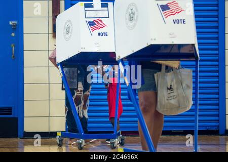 New York, USA. Juni 2020. Die Menschen wählen an einer Wahlstelle in Brooklyn, New York, USA, 23. Juni 2020. New York hielt 2020 Primärwahlen am Dienstag. Quelle: Michael Nagle/Xinhua/Alamy Live News Stockfoto