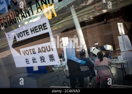 New York, USA. Juni 2020. Die Menschen wählen an einer Wahlstelle in Brooklyn, New York, USA, 23. Juni 2020. New York hielt 2020 Primärwahlen am Dienstag. Quelle: Michael Nagle/Xinhua/Alamy Live News Stockfoto