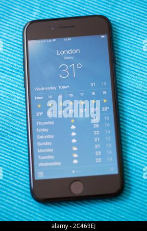 London, England. Juni 2020. Ein schwarzes Handy zeigt die heutige Temperatur als 31 Grad in London, England. (Foto von Sam Mellish / Alamy Live News) Stockfoto