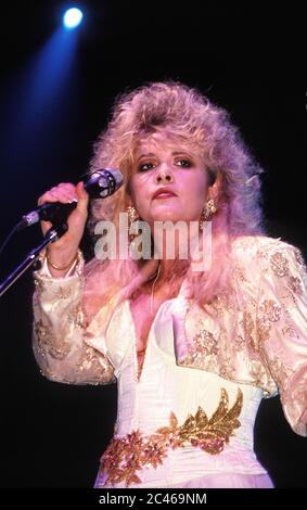 Stevie Nicks von Fleetwood Mac in einem Konzert in der Wembley Arena, London 1987 Stockfoto