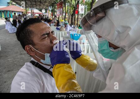 (200624) -- MEDAN, 24. Juni 2020 (Xinhua) -- EIN Arzt sammelt einen Rachenabstrich von einem lokalen Bewohner in Medan, Indonesien, am 24. Juni 2020. COVID-19 Fälle in Indonesien stiegen innerhalb eines Tages um 1,113 auf 49,009, wobei die Zahl der Todesopfer um 38 auf 2,573 anstieg, sagte Achmad Yurianto, ein Beamter des Gesundheitsministeriums, bei einer Pressekonferenz hier am Mittwoch. (Foto von Alberth Damanik/Xinhua) Stockfoto