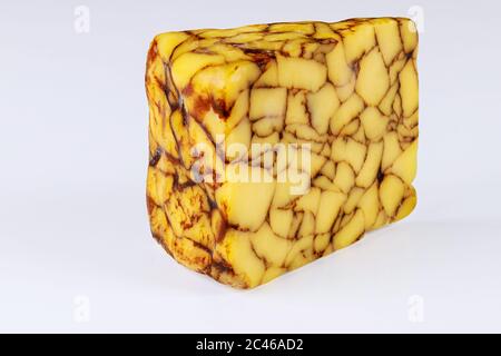 Cheddar Irish Porter Cheese auf weißem isoliertem Hintergrund. Stockfoto