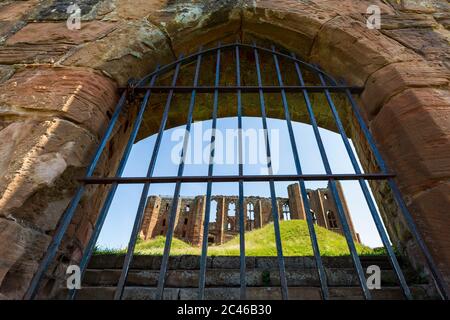 Die große Halle am Kenilworth Castle durch den westlichen Eingang von der Great Mere, Warwickshire, England Stockfoto