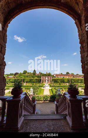 Der Eingang zu den Elizabethan Gardens vom Great Tower in Kenilworth Castle, Warwickshire, England Stockfoto