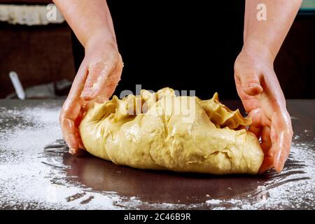 Frau Kneten Teig für die Herstellung hausgemachte Pizza. Stockfoto