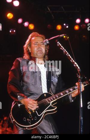 Ausländer auf der Bühne im Wembley Arena, London 1985: der Gitarrist Mick Jones Stockfoto