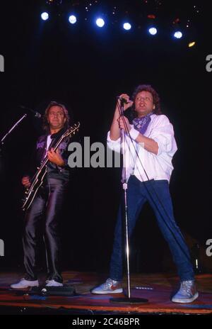 Foreigner auf der Bühne in der Wembley Arena, London 1985: Songer Lou Gramm mit Gitarrist Mick Jones Stockfoto