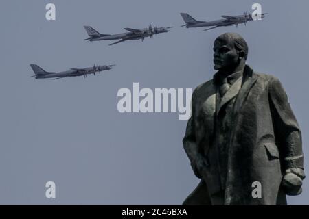 Russische Luftwaffe Tupolev TU-95MS Bomber fliegen in Formation über dem Wladimir Lenin Denkmal während der Victory Day Militärparade anlässlich des 75. Jahrestages der Nazi-Niederlage im Zweiten Weltkrieg am 24. Juni 2020. Die Parade war für den 9. Mai geplant, wurde aber wegen des Ausbruchs des Coronavirus (COVID-19) verschoben. Stockfoto